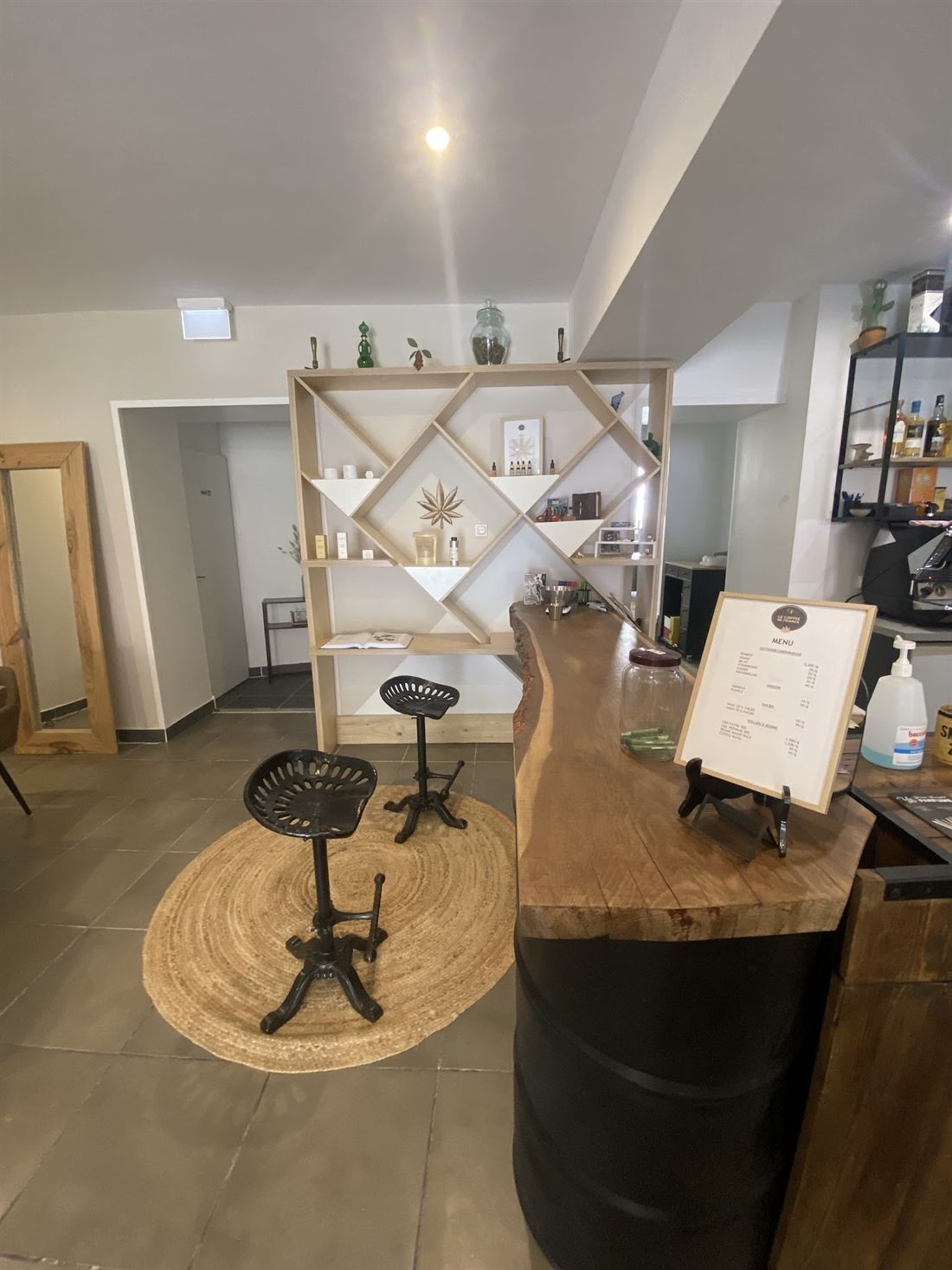 Le comptoir en bois massif du Coffee de France et ses étagères décoratives.