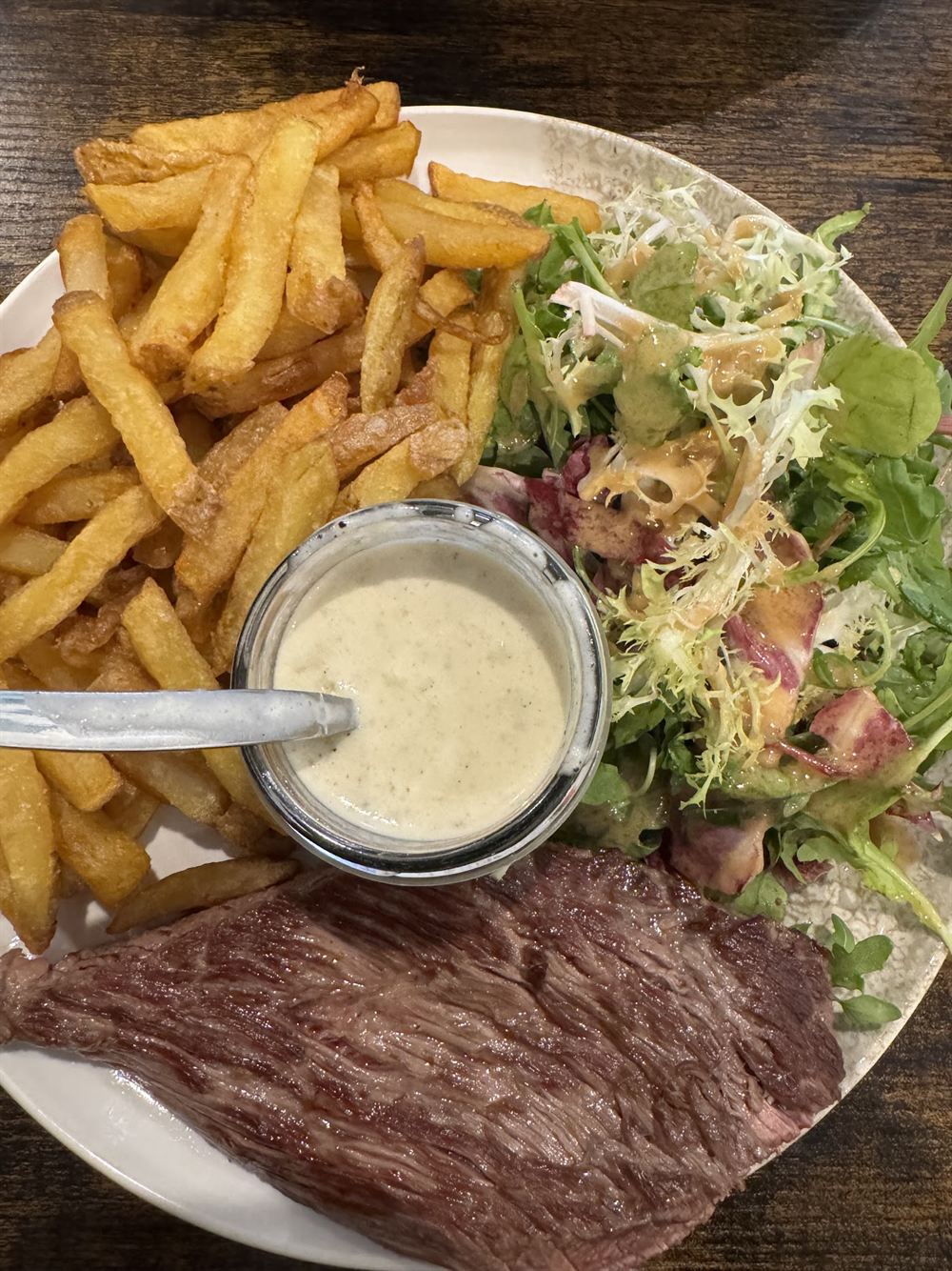 Bavette de bœuf, frites maison et salade verte.