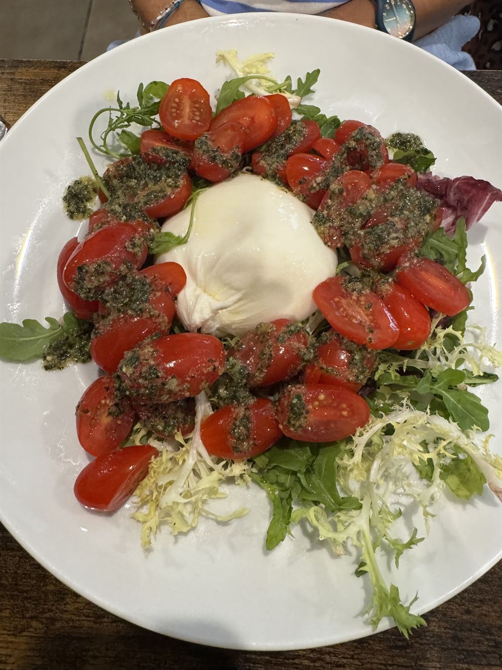 Salade de tomates cerises, burrata et pesto maison.