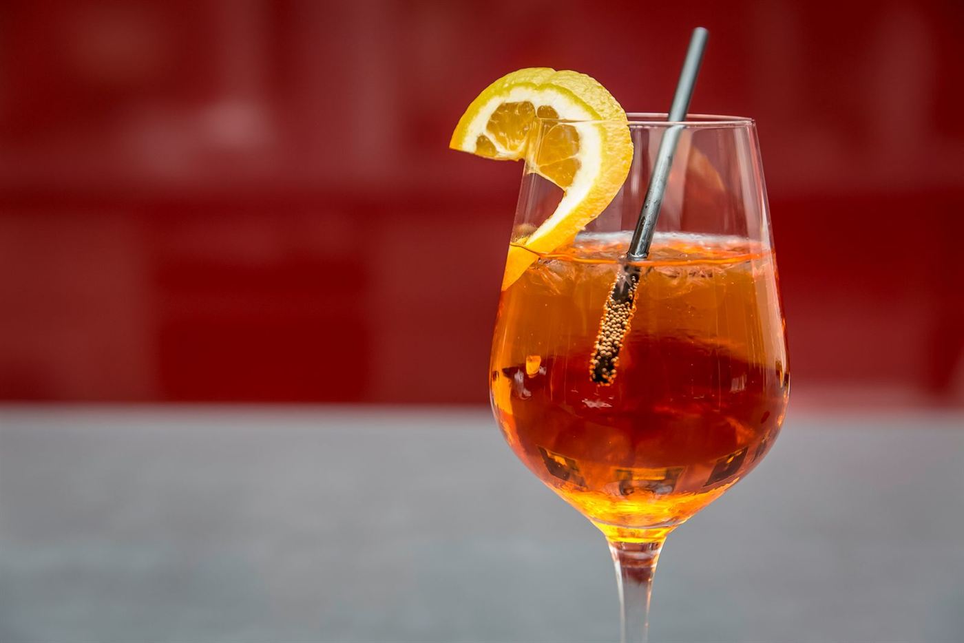 Spritz à l’orange servi avec une tranche d’orange.