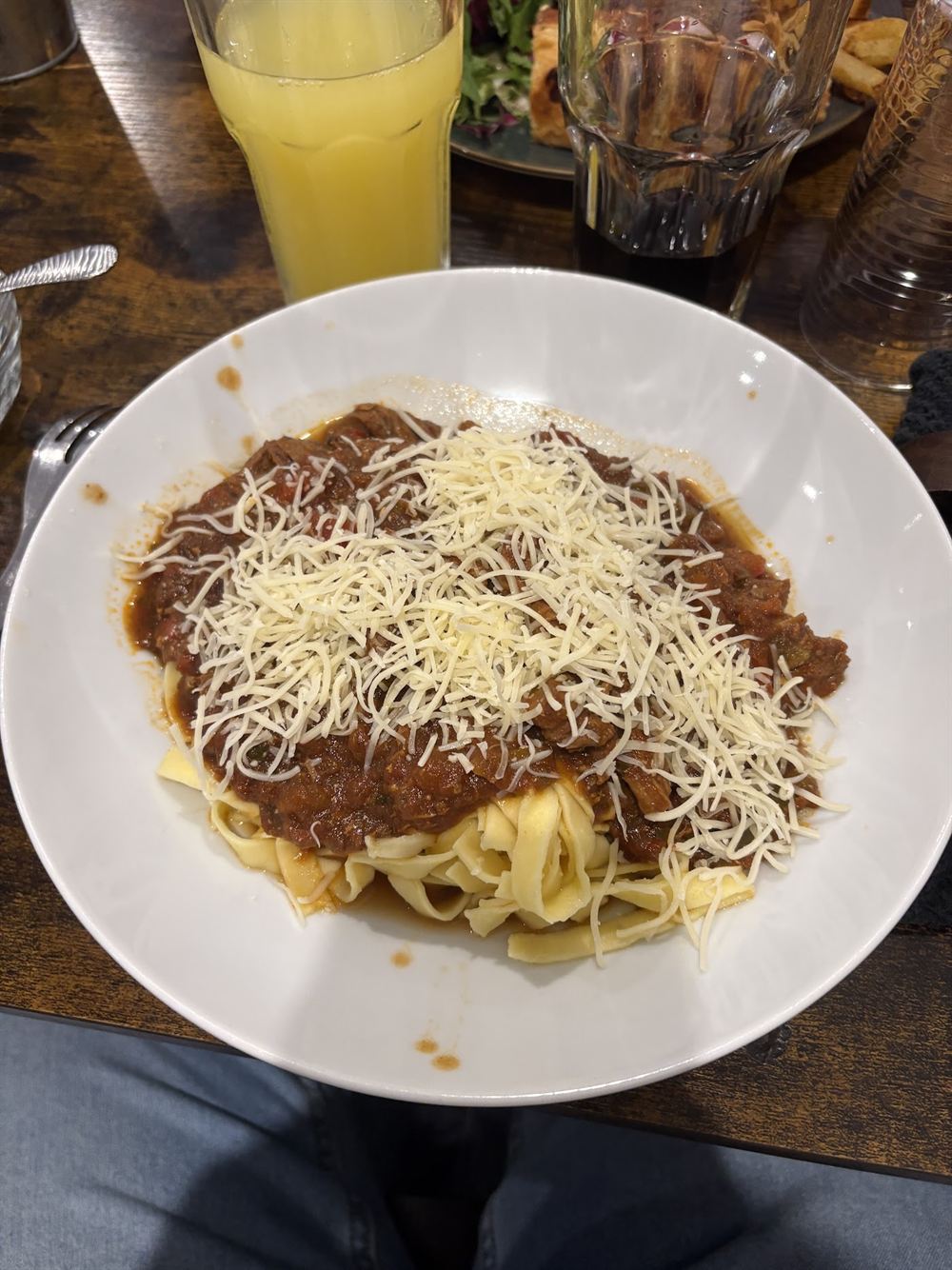 Tagliatelles au bœuf effiloché et fromage râpé.